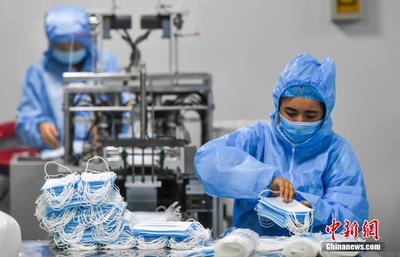 新疆企業(yè)恢復(fù)生產(chǎn) 連夜趕制醫(yī)用口罩隔離服