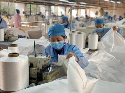 2天增加一個新車間 黃巖防護服生產企業(yè)擴產50%